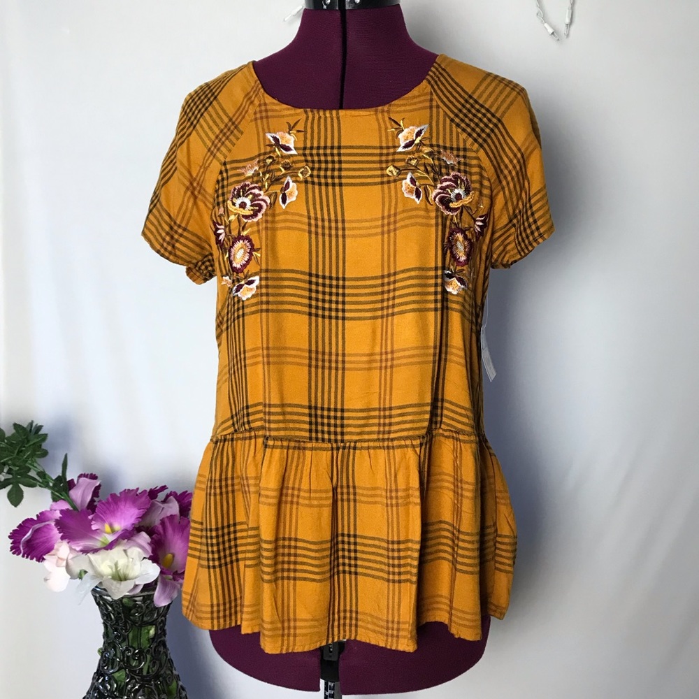 Golden plaid blouse with flower embroidery